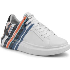 Sneakersy GUESS - Salerno FM6SAL LEA12 WHIMU. Niebieskie sneakersy męskie Guess, na co dzień, z aplikacjami, ze skóry ekologicznej, klasyczne, bez zapięcia. Za 519,00 zł.