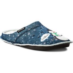 Kapcie CROCS - Classic Graphic Slipper 204565 Navy. Niebieskie kapcie damskie marki Crocs, bez wzorów, z tworzywa sztucznego, bez obcasa. W wyprzedaży za 129,00 zł.
