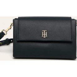 Tommy Hilfiger - Torebka. Czerwone listonoszki damskie TOMMY HILFIGER, w paski, ze skóry ekologicznej, na ramię, małe, bez dodatków. Za 539,90 zł.