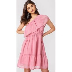 Sukienki: NA-KD Boho Sukienka z falbanką na jedno ramię – Pink