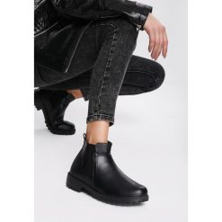 Czarne Botki Hillridge. Czarne botki damskie Renee, eleganckie, za kostkę, bez obcasa, na płaskiej podeszwie, bez zapięcia. Za 129,99 zł.