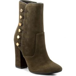 Botki GUESS - Lucena 2 FLCN23 SUE10 OLIVE. Zielone botki damskie marki Guess, z zamszu. W wyprzedaży za 489,00 zł.