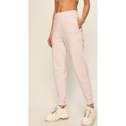 Reebok Classic - Spodnie. Różowe spodnie damskie s, z elastanu. Za 179,90 zł.