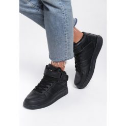 Czarne Buty Sportowe Blackberry. Czarne buty sportowe damskie Renee, bez wzorów, z materiału, sportowe. Za 89,99 zł.