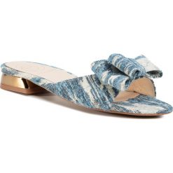 Klapki BALDOWSKI - D03092-3211-001 Jeans Marino 810. Niebieskie klapki damskie Baldowski, bez wzorów, z jeansu, bez obcasa, na obcasie. W wyprzedaży za 359,00 zł.