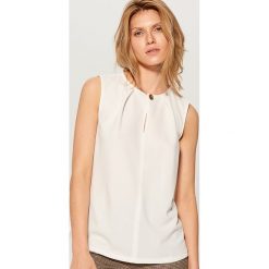 Elegancki top z zapięciem - Biały. Białe topy damskie Mohito, s, bez wzorów, bez kołnierzyka. Za 49,99 zł.