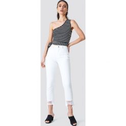 NA-KD Trend Jeansy z rozdarciami - White. Białe jeansy damskie z wysokim stanem marki NA-KD Trend. W wyprzedaży za 128,77 zł.