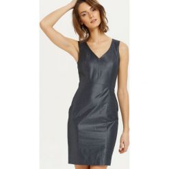 Sukienka damska z kamieniami. Sukienki damskie Top Secret, do pracy, bez wzorów, eleganckie, bez kołnierzyka, bez rękawów, midi, dopasowane. W wyprzedaży za 39,99 zł.