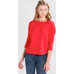 Swetry klasyczne damskie: Stefanel MAGLIA SCOLLO BARCHETTA Sweter red