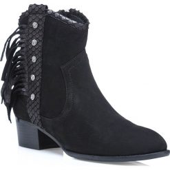 Buty damskie. Czarne botki damskie Wittchen, ze skóry, eleganckie, bez obcasa, bez zapięcia. W wyprzedaży za 209,01 zł.