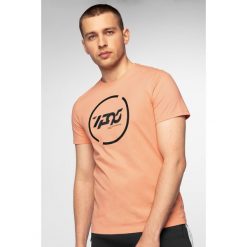 T-shirt męski TSM240 - łososiowy. Różowe koszulki męskie 4f, m, bez wzorów, bez kołnierzyka. Za 49,99 zł.