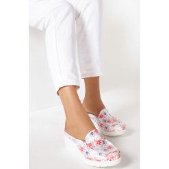 Czerwone Klapki Master Suite. Czerwone koturny damskie Born2be, bez wzorów, bez obcasa, na koturnie. W wyprzedaży za 29,99 zł.