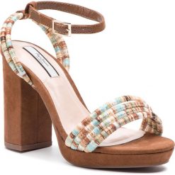 Sandały PEPE JEANS - Nika Tubular PLS90401 Cognac 879. Pomarańczowe klapki damskie Pepe Jeans, bez wzorów, z jeansu, bez obcasa, na obcasie. W wyprzedaży za 239,00 zł.