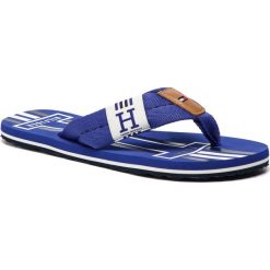 Japonki TOMMY HILFIGER - Badge Textile Beach Sandal FM0FM02076 Mazarine Blue 440. Niebieskie klapki męskie TOMMY HILFIGER, ze skóry, bez zapięcia. Za 159,00 zł.