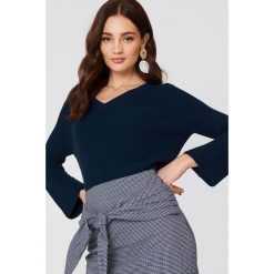 MANGO Sweter z rozszerzanym rękawem - Navy. Niebieskie bez kategorii Mango, z dzianiny, dekolt w kształcie v. W wyprzedaży za 36,98 zł.