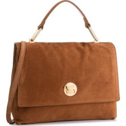 Torebka COCCINELLE - ED1 Liya Suede E1 ED1 18 01 01 Carmel/Carmel W03. Pomarańczowe torebki klasyczne damskie Coccinelle, bez wzorów, ze skóry, klasyczne, na ramię, bez dodatków. Za 1499,00 zł.