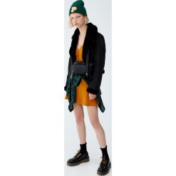 Kurtka typu biker z dwustronnej skóry. Czarne kurtki damskie marki Pull&Bear, ze skóry. Za 199,00 zł.
