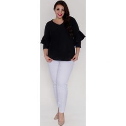 Asymetryczna czarna bluzka fantazyjny rękaw koło flamenco duże rozmiary XXL. Czarne bluzki damskie Moda Size Plus Iwanek, xxl, z aplikacjami, z elastanu, eleganckie, z klasycznym kołnierzykiem, plus size, z krótkim rękawem. Za 119,90 zł.
