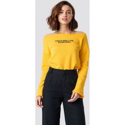 NA-KD Top z dekoltem w łódkę - Yellow. Żółte topy damskie NA-KD, z nadrukiem, z materiału, bez kołnierzyka. W wyprzedaży za 60,97 zł.
