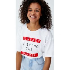 Koszulka z panelem z napisem. Białe koszulki damskie Pull&Bear, z napisami, bez kołnierzyka, z krótkim rękawem. Za 24,90 zł.