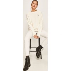 Tommy Hilfiger - Jeansy Como. Białe jeansy damskie TOMMY HILFIGER. W wyprzedaży za 359,90 zł.