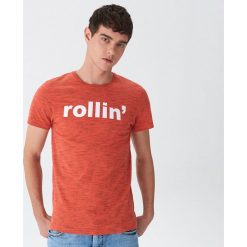 T-shirt z napisem - Pomarańczowy. Pomarańczowe t-shirty męskie House, s, z napisami, bez kołnierzyka. Za 39,99 zł.