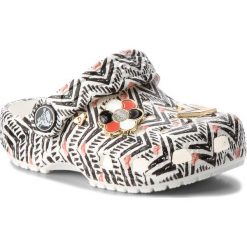 Klapki CROCS - Drew X Crocs Clssc Chev Clg K 205259 Chevron. Czarne sandały dziewczęce Crocs, z tworzywa sztucznego, bez zapięcia. W wyprzedaży za 139,00 zł.