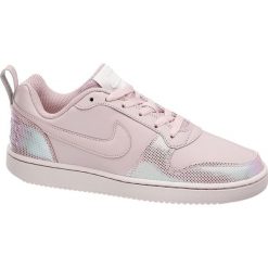 Buty damskie Nike Court Borough Se NIKE różowe. Czerwone buty sportowe damskie Nike, z napisami, z gumy, nike court. Za 299,90 zł.