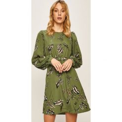 Vero Moda - Sukienka. Niebieskie sukienki damskie Vero Moda, na co dzień, s, w kwiaty, z poliesteru, casualowe, z okrągłym kołnierzem, z długim rękawem, długie, mini, proste. Za 169,90 zł.