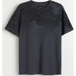 T-shirt z printem - Szary. Szare t-shirty męskie Reserved, s, bez wzorów, bez kołnierzyka. Za 49,99 zł.