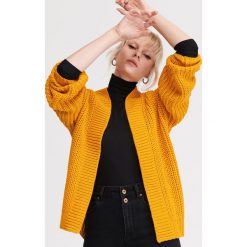 Sweter z grubym splotem - Żółty. Żółte swetry damskie Reserved, s, bez wzorów, ze splotem, bez rękawów, bez kaptura. Za 89,99 zł.