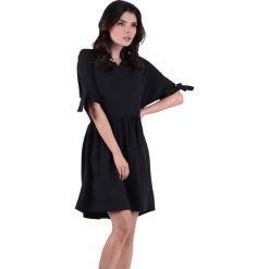 Sukienka w kolorze czarnym. Czarne sukienki damskie Modne letnie stylizacje, xs, bez wzorów, z falbankami, bez rękawów, midi. W wyprzedaży za 99,95 zł.