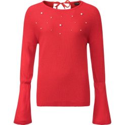 Sweter dzianinowy z perełkami bonprix truskawkowy. Czerwone swetry damskie bonprix, w paski, z satyny, bez rękawów, bez kaptura. Za 49,99 zł.