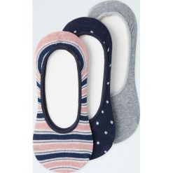 Komplet 3 par niewidocznych skarpetek w groszki. Różowe skarpetki damskie marki Pull&Bear, w grochy. Za 39,90 zł.