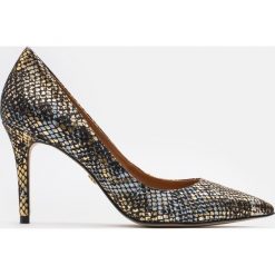 Złoto czarne czółenka damskie. Żółte czółenka peep toe marki Kazar, ze skóry, na wysokim obcasie, na szpilce. Za 499,00 zł.