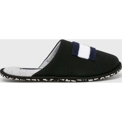 Tommy Hilfiger - Kapcie. Czarne kapcie męskie marki TOMMY HILFIGER, z gumy. W wyprzedaży za 179,90 zł.