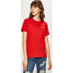 Lee - T-shirt. Czerwone bluzki damskie Lee, s, z nadrukiem, z bawełny, z okrągłym kołnierzem. W wyprzedaży za 59,90 zł.
