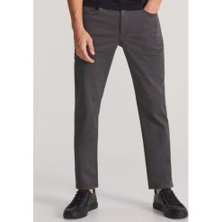 Bawelniane spodnie slim fit - Szary. Szare spodnie męskie Reserved, m, bez wzorów, z bawełny. Za 99,99 zł.