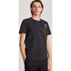 T-shirt z kieszenią i nadrukiem - Czarny. Czarne t-shirty męskie Reserved, xl, z nadrukiem, bez kołnierzyka. Za 49,99 zł.