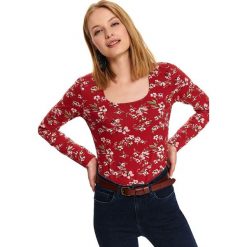 Printowany t-shirt z długim rękawem. Czerwone t-shirty damskie w kwiaty, z dzianiny, z okrągłym kołnierzem. W wyprzedaży za 19,99 zł.