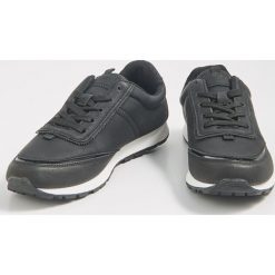 Czarne buty sportowe - Czarny. Czarne buty sportowe damskie Sinsay, bez wzorów, sportowe. Za 59,99 zł.