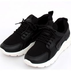 Buty sportowe czarne LA18P Black. Czarne buty sportowe damskie ButyModne, bez wzorów, z tkaniny, sportowe. W wyprzedaży za 109,00 zł.