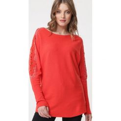 Koralowy Sweter Aldinga. Pomarańczowe swetry damskie Born2be, s, z aplikacjami, z długim rękawem, długie, bez kaptura. Za 119,99 zł.