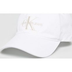 Calvin Klein Jeans - Czapka. Białe czapki męskie Calvin Klein Jeans, bez wzorów, z bawełny. W wyprzedaży za 89,90 zł.