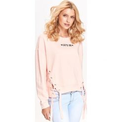 BLUZA DAMSKA Z HAFTEM I SZNUROWANIAMI. Szare bluzy damskie Top Secret, na jesień, z haftami. Za 79,99 zł.