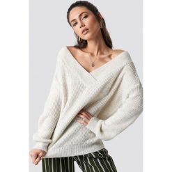 Swetry oversize damskie: Trendyol Sweter z szerokim dekoltem v - Beige