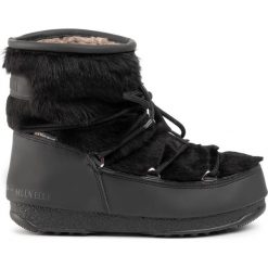 Śniegowce MOON BOOT - Monaco Low Fur Wp 2 240097001 Black 001. Czarne kozaki damskie Moon Boot, na zimę, ze skóry ekologicznej, bez obcasa, bez zapięcia. W wyprzedaży za 689,00 zł.