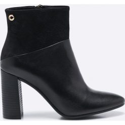 Carinii - Botki. Czarne buty zimowe damskie marki Carinii, z materiału, z okrągłym noskiem, na obcasie. W wyprzedaży za 199,90 zł.