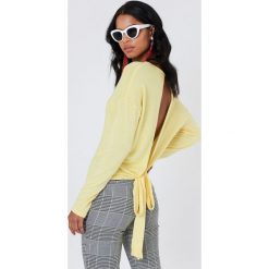 Swetry klasyczne damskie: NA-KD Trend Sweter z wiązaniem z tyłu – Yellow