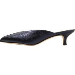 Klapki damskie: Tibi FRANK CRINCLE METALLIC Klapki navy